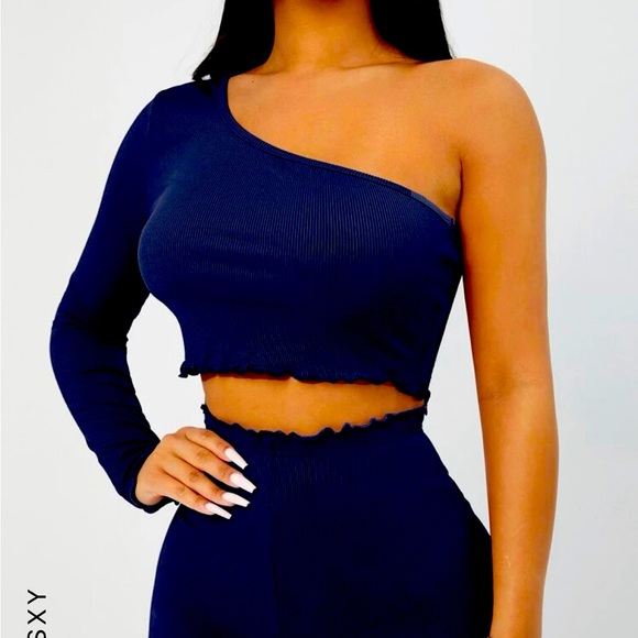 SHEIN
Outfits
SHEIN SXY One Shoulder Lettuce Trim Crop Top &
Leggings - Picture 1 of 3